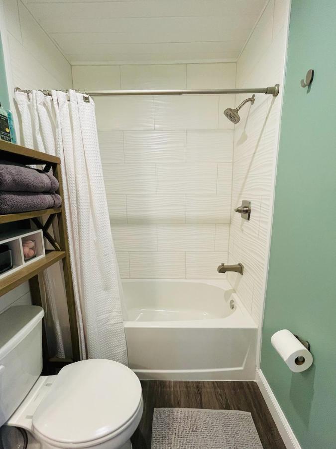 Coastal Chic Suite With Kitchenette And Private Entrance Sint-Petersburg Buitenkant foto